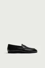 Mocasín de vestir negro de piel, con detalle de antifaz en el empeine, horma redonda y suela de goma Vibram. Colección especial Aaron Levine x Zara.