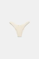 Braguita de bikini de tiro medio color beige con cintura elástica y forro interior.