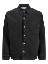 Camisa de jean negra con fit oversize, cuello camisero, puños abotonados y bolsillo en el pecho. Presenta un lavado rinse que aporta un acabado limpio y suave.