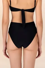 Calzón de bikini negro con talle semi alto y faja cruzada al frente y atrás.