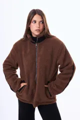 Campera de corderito sintético color marrón, con cierre frontal completo, cuello alto y detalles en negro en los bordes y mangas.
