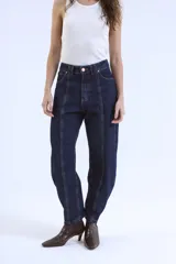 Jeans de mezclilla en tono azul oscuro, con corte recto y tiro alto.