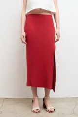 Falda midi negra de punto con abertura lateral.