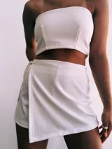 Short pollera blanco con lazo lateral.