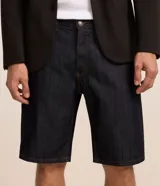 Bermuda de jean para hombre de tiro medio, corte recto y largo hasta las rodillas, con lavado oscuro y diseño clásico de cinco bolsillos.