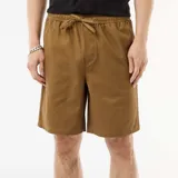 Bermuda estilo chino color marrón, de corte recto y holgado, con bolsillos laterales y trabillas para cinturón.
