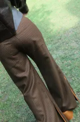 Pantalón a cuadros con corte levemente oxford, cierre y elástico en la cintura.