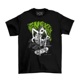 Remera negra de algodón con estampado gráfico frontal en tonos verde y blanco que representa a un personaje con un balde en la cabeza andando en skate.
