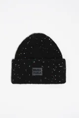 Gorro tipo beanie de punto negro con aplicación de lentejuelas multicolor y parche frontal con logo de la marca.