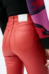 Pantalón jean plateado de tiro medio/alto con silueta levemente acampanada desde la rodilla y aberturas en los tobillos.