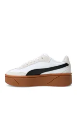 Championes Puma modelo Club II Era Platform Wns, color blanco con detalles en negro y suela plataforma de goma marrón.