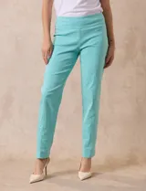 Pantalón celeste en gabardina elastizada marca Zac & Rachel. Pretina ancha con faja interna modeladora. Largo de pierna con costura frontal pespunteada. Trasera con bolsillos ojal simulados.
