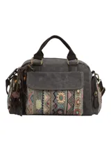Cartera de mano y bandolera RKF con diseño patchwork de motivos étnicos y geométricos. Presenta un compartimento principal con cierre, bolsillo frontal con solapa, bolsillos laterales con cierre y manijas fijas. Incluye correa ajustable y removible, además de un llavero decorativo con borlas y cuentas.