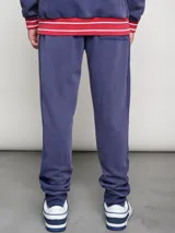 Pantalón de jogging rojo con puños, efecto lavado y escudo del Club Nacional de Football bordado.