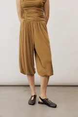 Pantalón slouchy o bombacho de color tostado, con cintura elástica y diseño amplio con puños fruncidos en las pantorrillas.