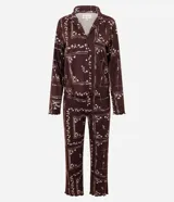 Pijama de dos piezas estilo americano en color bordó con estampado floral. La blusa es de manga larga, con cuello solapa, cierre frontal abotonado y terminaciones onduladas en los puños. El pantalón es largo y de corte recto.