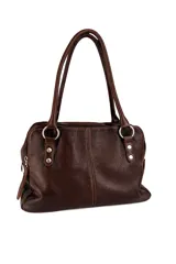 Cartera de cuero floater color chocolate con textura suave, doble asa reforzada, tres compartimentos independientes con cierre y bolsillo exterior con solapa.