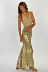 Pantalón de tiro medio con corte wide leg, confeccionado en tejido con acabado metalizado. Presenta cierre frontal con botón y bolsillos laterales.