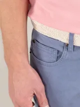 Pantalón de hombre de corte chino, color azul marino, con cinco bolsillos y ruedo doblado.