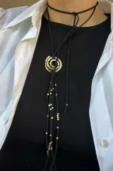 Collar de gamuza negra con dije de espiral en bronce y cuentas de bronce.