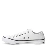 Championes de corte bajo Converse modelo Chuck Taylor All Star, confeccionados en cuero blanco con puntera de goma, cordones al tono y suela de goma vulcanizada con detalle de línea negra.