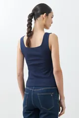 Top sin mangas de tejido acanalado, color azul marino, con escote cuadrado y corte ajustado al cuerpo.