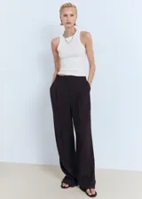 Top de canalé de mezcla de algodón y lyocell, de corte entallado, sin mangas y con cuello halter y tirantes anchos.