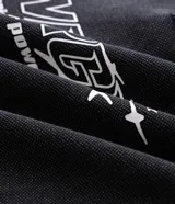 Remera de piquet de algodón con cuello polo y abertura en V. Presenta un corte overboxy holgado, mangas cortas y un estampado frontal con el lettering Energy.