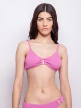 Top de bikini violeta con textura arrugada, breteles finos regulables, aro rectangular en el centro y copas desmontables.
