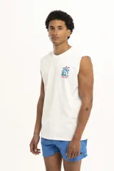 Musculosa color beige con cuello redondo y logo estampado de una palmera con el texto "Pulau" en color lila.