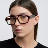 Lentes con filtro de luz azul, diseño estilo aviador con montura de carey y patillas de acetato.