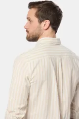 Camisa de lino de manga larga con diseño de rayas verticales en tonos verde y blanco, cuello camisero, cierre frontal de botones y bordado sutil en el pecho.