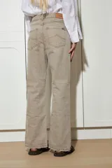 Jean color visón confeccionado en algodón sin spandex. Detalle de costura delantera con pespunte color óxido, tajo en tobillo y desflecado abajo y en bolsillos.