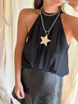 Collar doble con cadena de eslabones plateada, uno corto y otro largo con dije de estrella transparente con estampado de fantasmas.