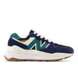 Championes urbanos New Balance con diseño multicolor en tonos azul marino, verde, negro y crema. Presentan una silueta moderna con paneles de gamuza y malla, el logo N característico en los laterales y una suela de plataforma en color blanco con base de goma.