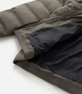 Campera puffer deportiva Get Over, color negro, con diseño sin costuras, cierre frontal por cremallera y capucha con cordón ajustable. Presenta puños elásticos y diseño acolchado.