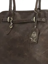 Cartera Hush Puppies modelo Minster Bag, color chocolate, de diseño estructurado con doble asa de hombro, detalles de tiras ajustables con hebillas metálicas doradas y llavero colgante con la forma del perro icónico de la marca.