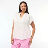 Blusa de manga corta con cuello en V y diseño a rayas verticales finas. Presenta un corte holgado y fluido.