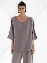 Remera de lino color gris topo, de corte recto y mangas cortas anchas.