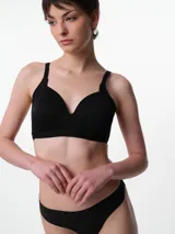 Soutien con copa preformada sin aro, confeccionado en microfibra con textura acanalada. Cuenta con breteles ajustables y cierre posterior con broches multiposición.