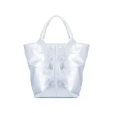 Maxi bolso tipo shopper color negro, realizado en cuero tipo flotter. Tiene doble asa reforzada para colgar del hombro y neceser interior.