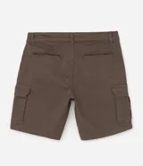 Bermuda de sarga negra de corte recto y holgado para hombre, con bolsillos cargo laterales con solapa, cintura con pasadores y cierre frontal con botón y cremallera.