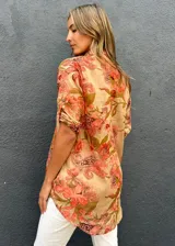 Sobrecamisa de algodón y viscosa con estampado floral y paisley en tonos camel, chocolate y coral, de manga larga con presilla para arremangar, cuello camisero y cierre frontal de botones.