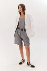 Zapatillas de cuero negro con detalles en gamuza negra en la puntera y el talón. Presenta el logo de la marca en color beige en el lateral y suela color caramelo.