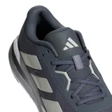 Championes de running Adidas Galaxy 7, color gris oscuro con las icónicas tres tiras en gris claro y entresuela blanca. Confeccionados con capellada de tejido técnico resistente y tecnología Cloudfoam para una amortiguación superior.