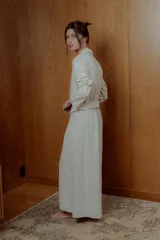 Maxi vestido camisero color nude con bordados calados.