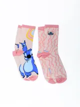 Pack de dos pares de medias de algodón con diseño de Stitch. Un par es de color rosa con arcoíris y el otro par es de color rosa con diseño de ondas.