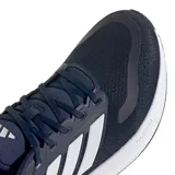 Championes de running Adidas modelo Runfalcon 5, color azul marino con detalles en blanco. Presentan parte superior de malla transpirable, entresuela con tecnología Cloudfoam para mayor amortiguación y suela de goma Adiwear para mayor durabilidad.