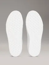 Zapatillas de plataforma Calvin Klein en tono celeste y blanco, con detalles en gamuza y el monograma de la marca en relieve en el lateral, la lengüeta y el talón.