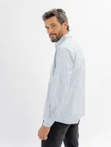 Camisa de manga larga con estampado de cuadros vichy en tonos celestes y blancos, con cuello abotonado.